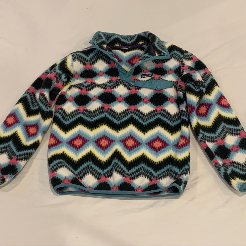Patagonia Girls Fleece Pullover. Like new, rarely worn. Multi-colored print.